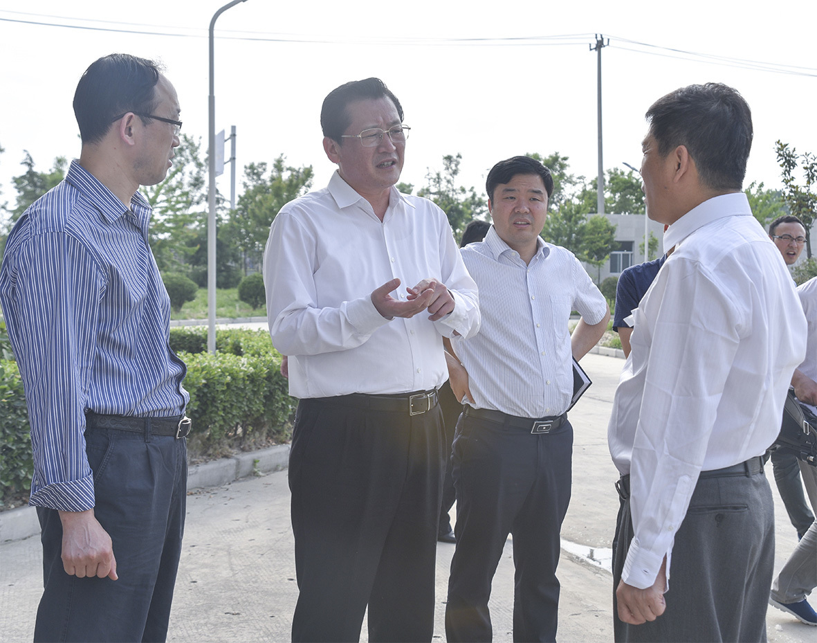 徐州市委常委、徐州經濟技術開發區黨工委書記王強參觀升華電梯“無人化工廠”(圖5) 徐州市委常委、徐州經濟技術開發區黨工委書記王強參觀升華電梯“無人化工廠”(圖5)